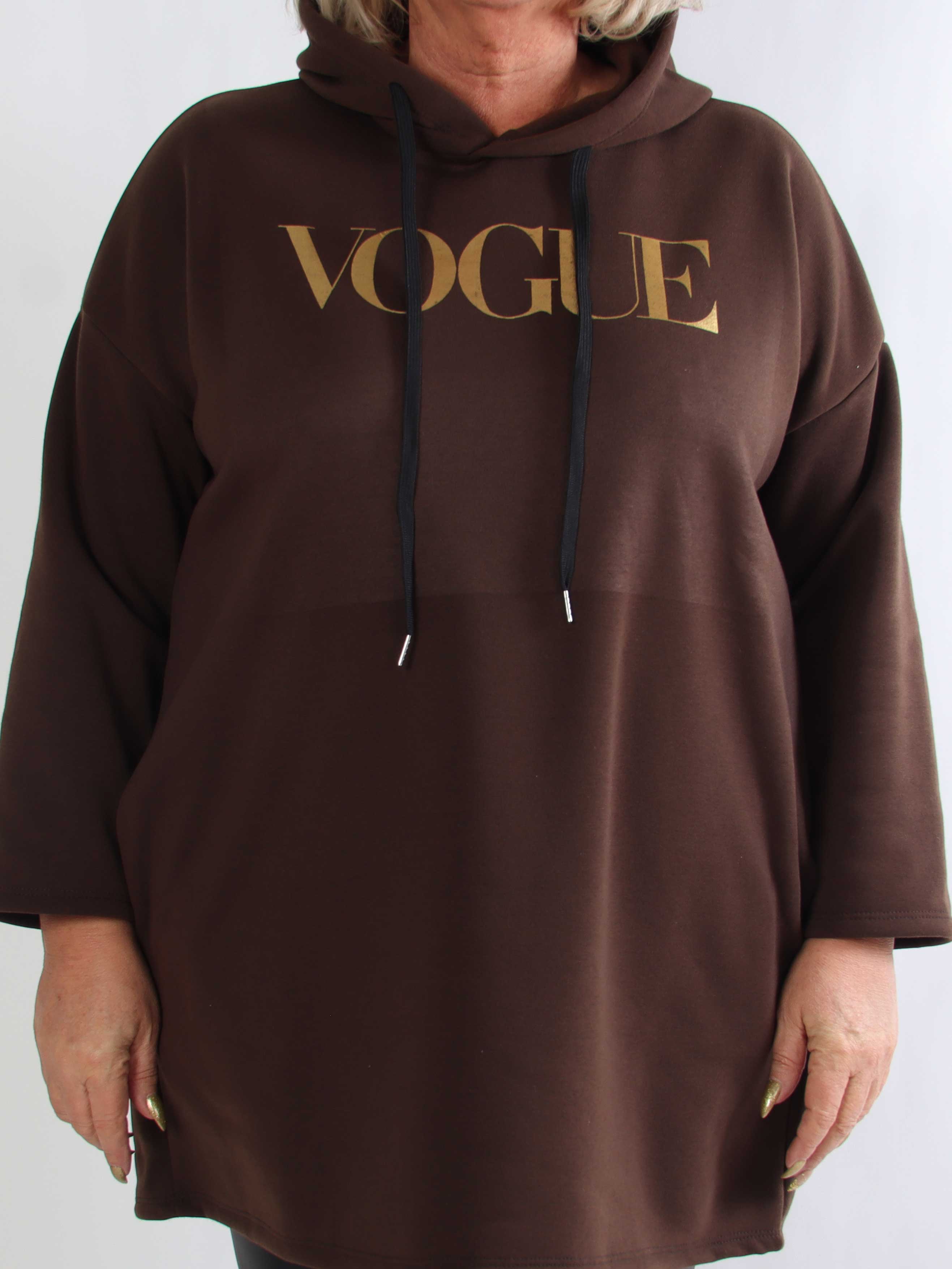 Perrine - Plus size hoodiekjole med VOGUE tryk med lommer
